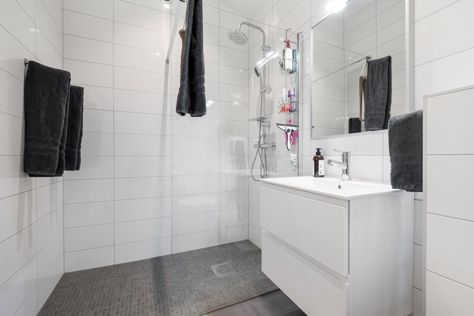 Badet har en lys servantinnredning med helstøpt porselen servantplate. Rommet er utstyrt med dusjhjørne og vegghengt wc. Galleribilde