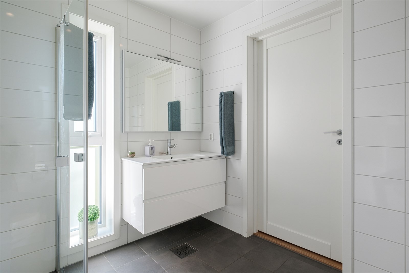 Rommet er utstyrt med vegghengt wc og dusjhjørne med glassdører. Galleribilde