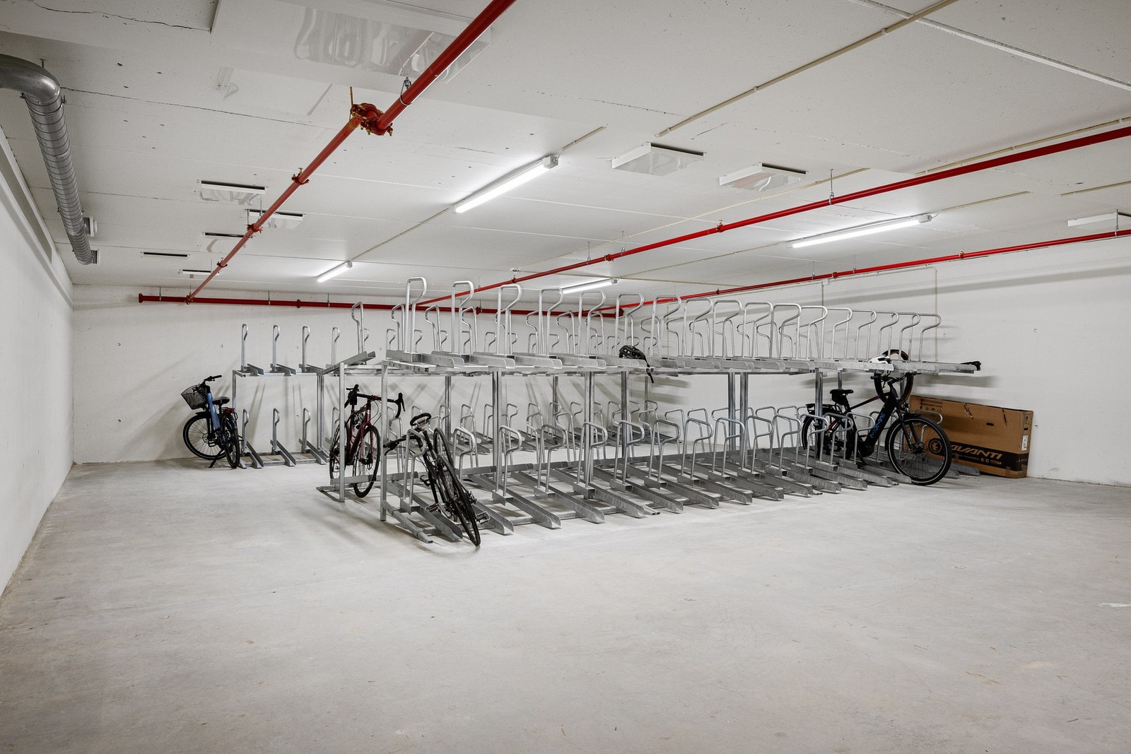 Felles sykkelparkering i lukket rom i underetasjen Galleribilde