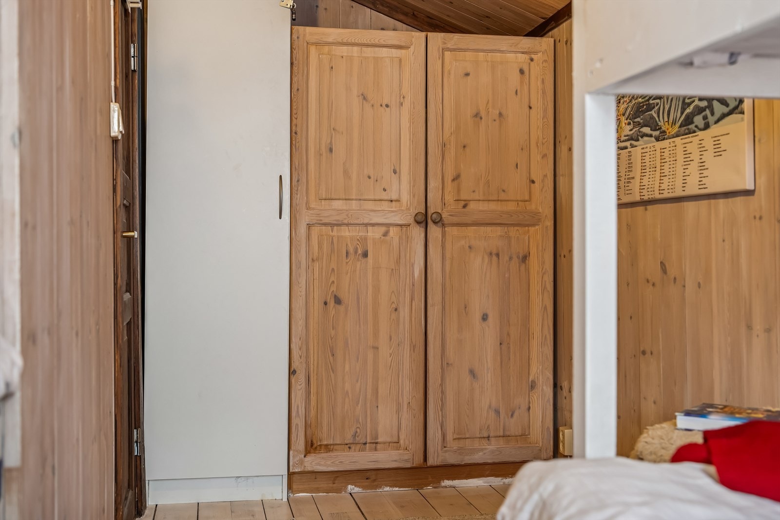 Plassbygde garderobeskap i heltre gir god oppbevaringsplass på soverommet. Galleribilde