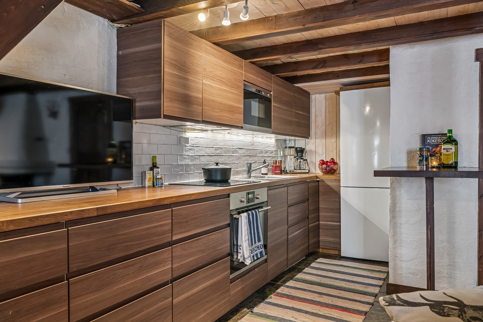 Kjøkkeninnredningen fra 2016 er moderne og funksjonell, med integrert stekeovn og god skap- og benkeplass. Galleribilde