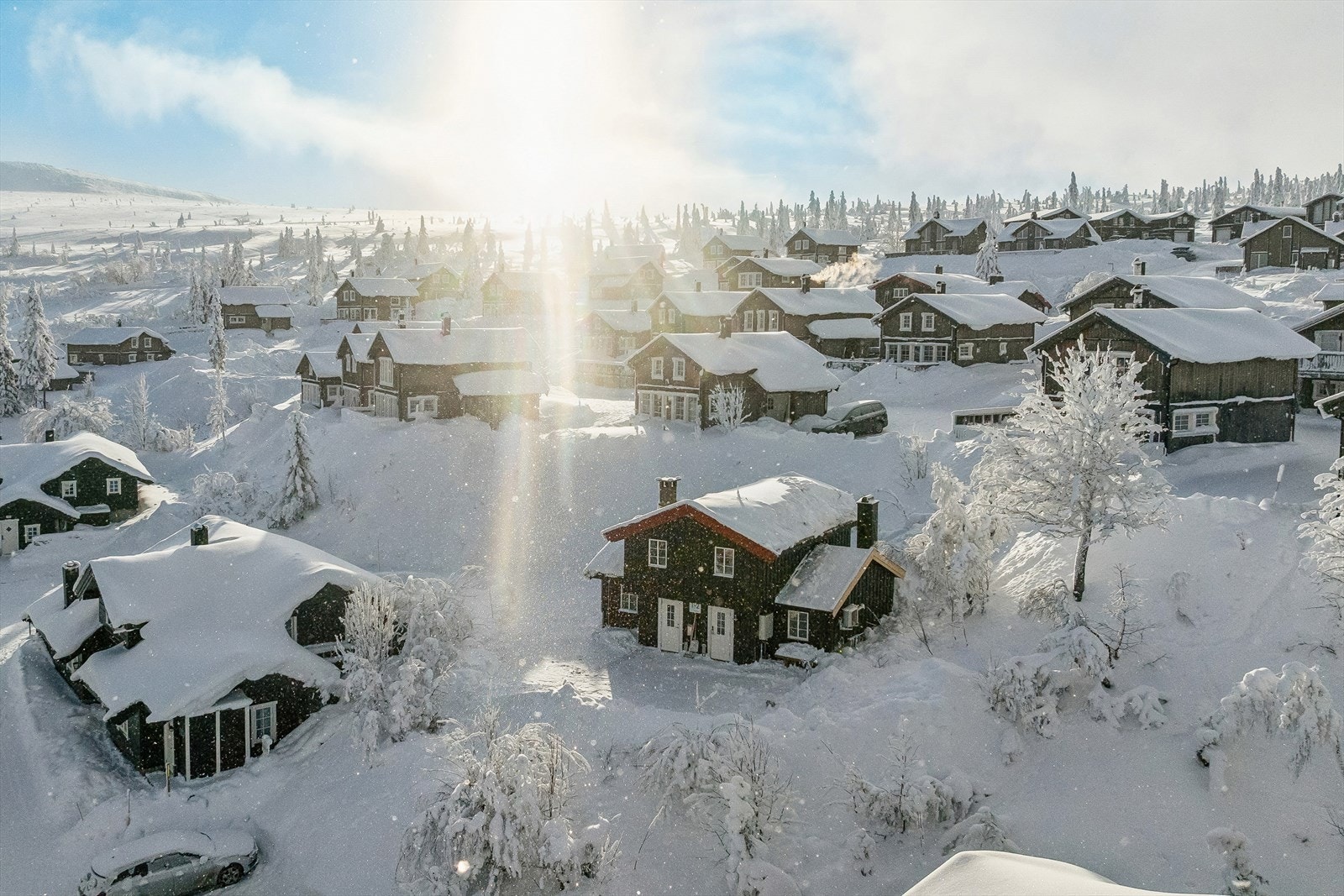 Hytta ligger flott til i terrenget med gode lysforhold. Galleribilde