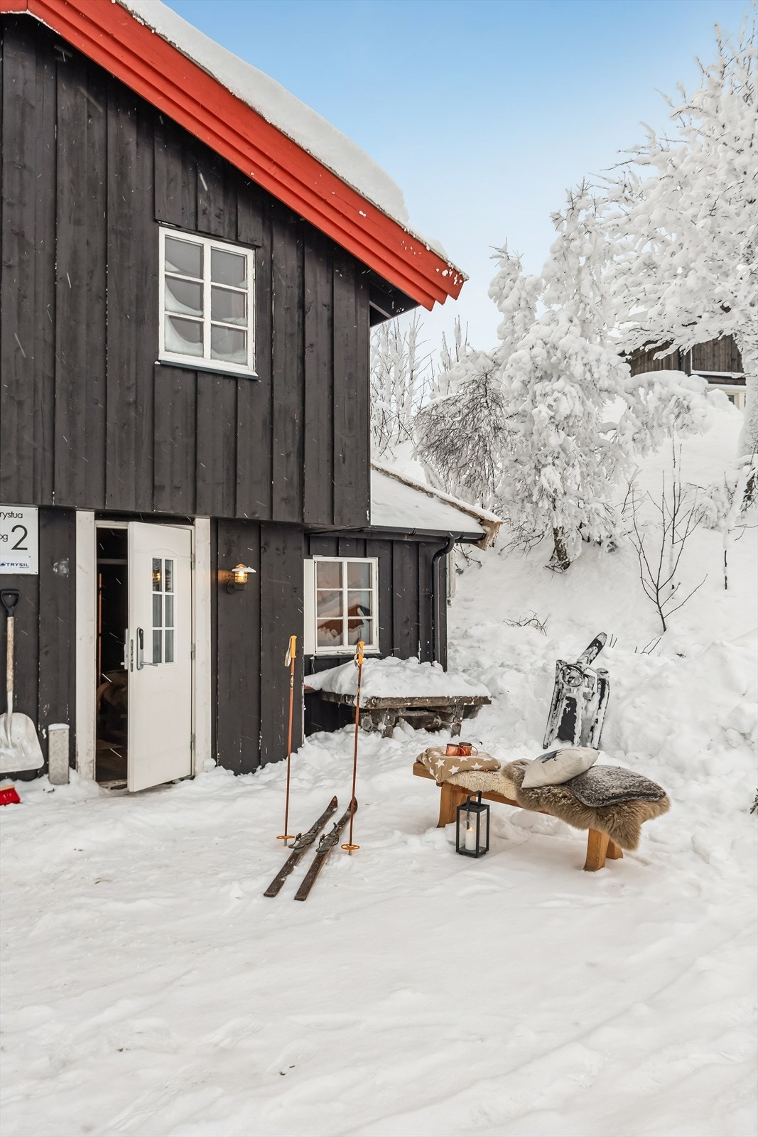 Hyttas tradisjonelle uttrykk med mørkbeiset panel og sprossede vinduer passer godt inn i fjellandskapet. Galleribilde