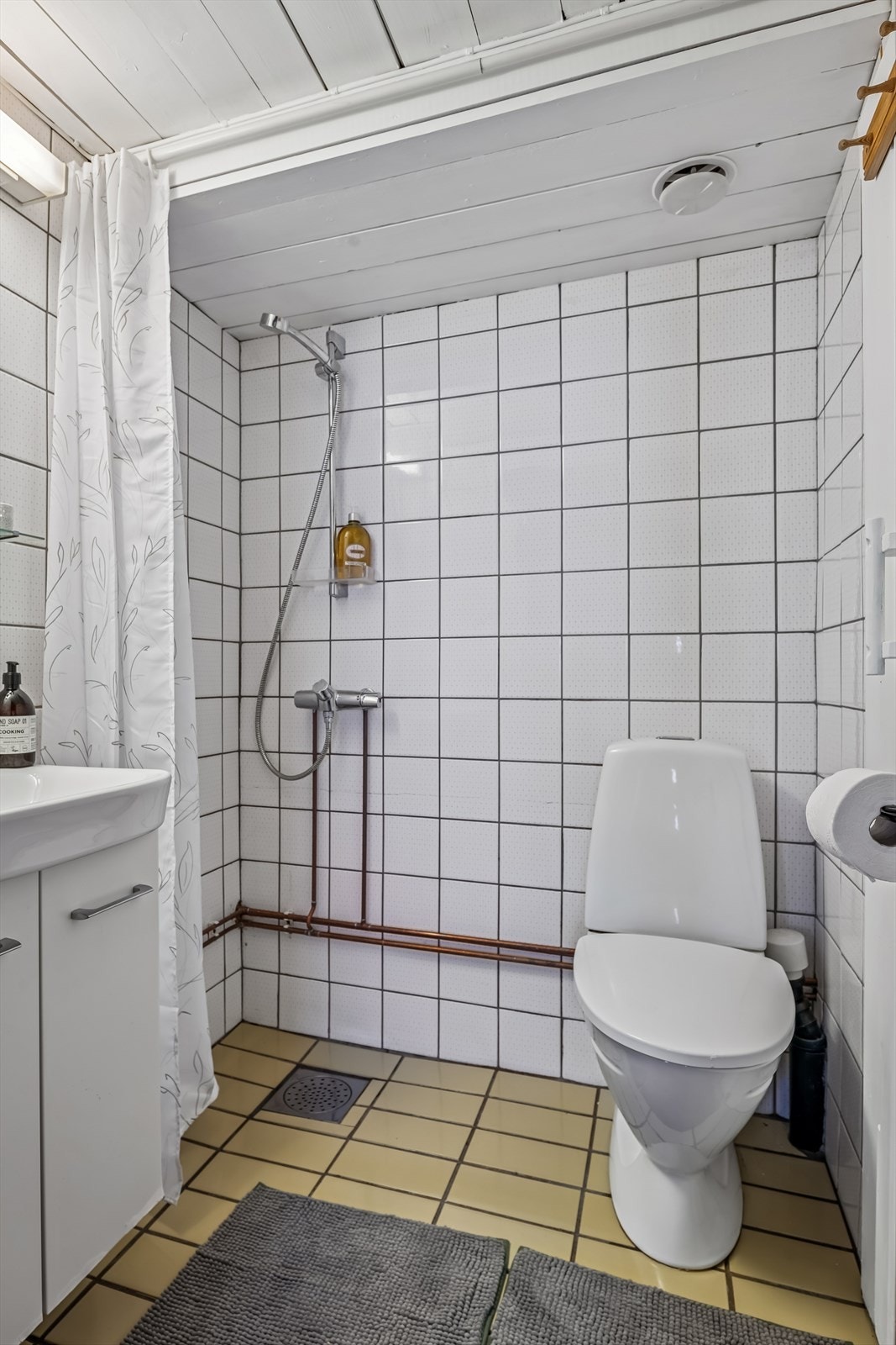 Bad fra byggeår er praktisk innredet med dusj, toalett og servant med underskap. Behov for oppgradering. Galleribilde