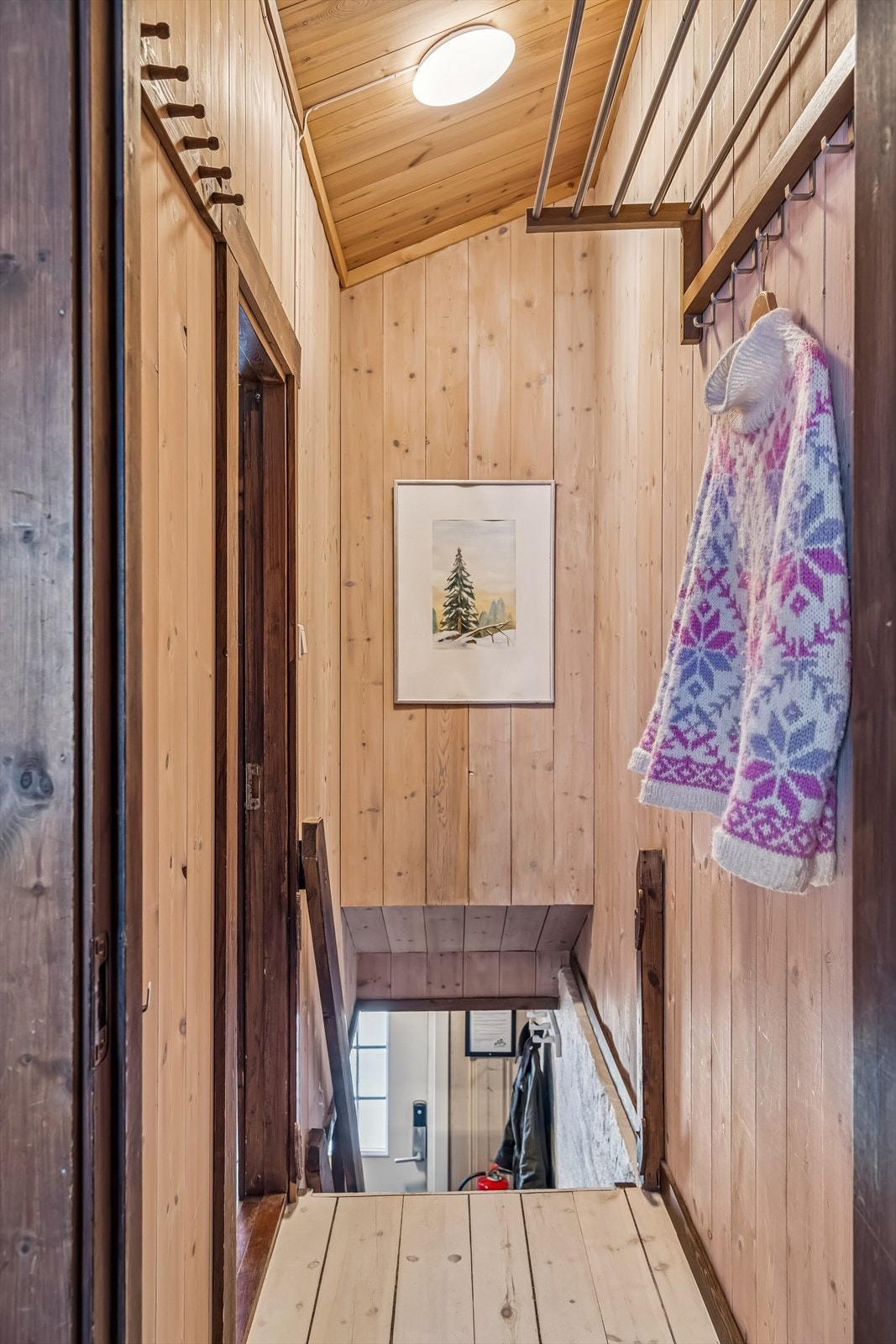 Tretrappen leder opp til gangen og soverommene i andre etasje. Galleribilde