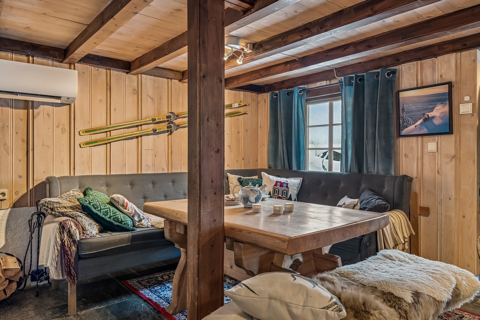 En smart hjørnesofa ved spisebordet utnytter arealet effektivt og samler familie og venner. Galleribilde