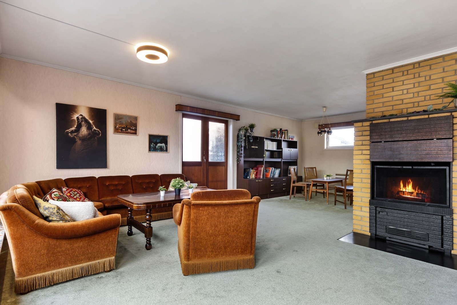 Utgang til platting og hage fra stuen. Galleribilde