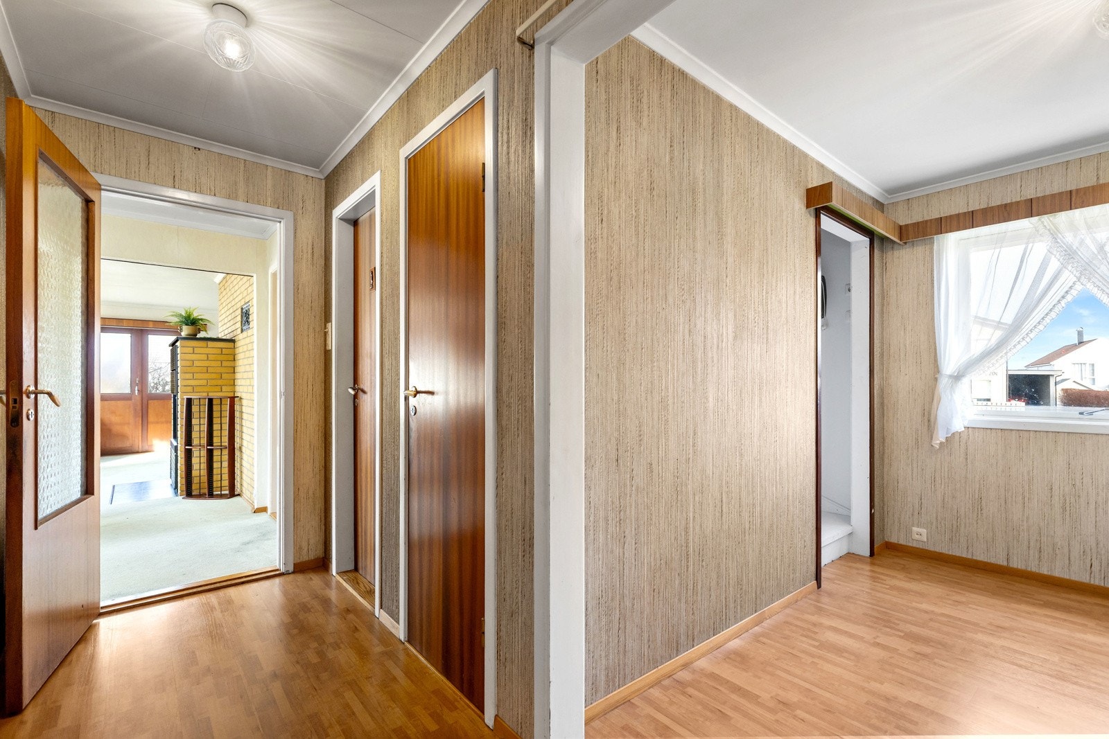 Gangen fungerer som et ryddig og funksjonelt inngangsparti, med stedbygd garderobe som gir solid oppbevaringskapasitet. Galleribilde