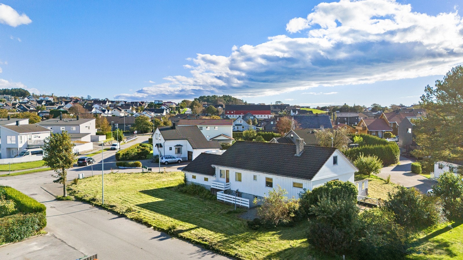Barnevennlig beliggenhet med skole og barnehage en kort spasertur fra boligen. Galleribilde