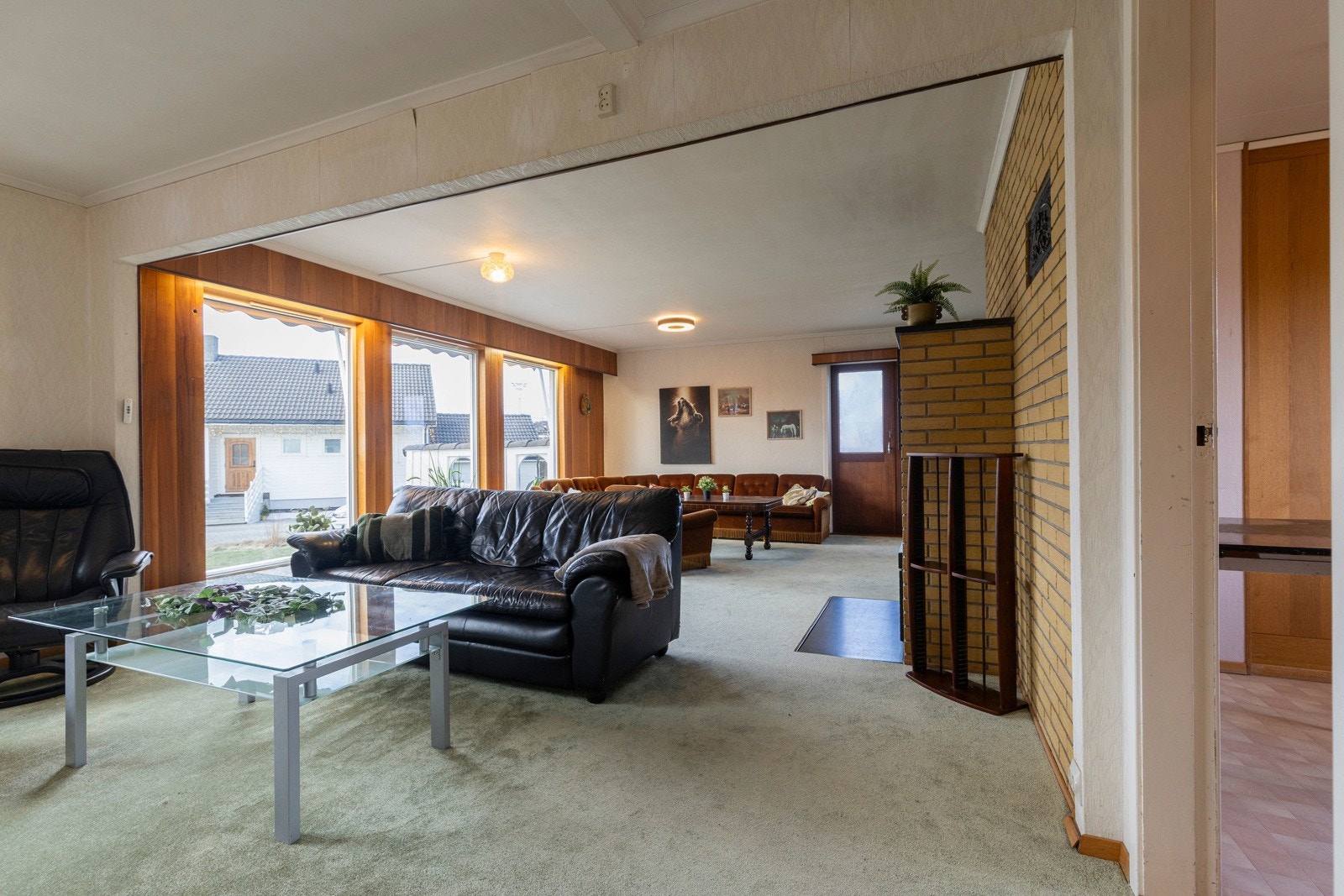 Stuen fremstår som et lyst og innbydende oppholdsrom med gode møbleringsmuligheter. Galleribilde