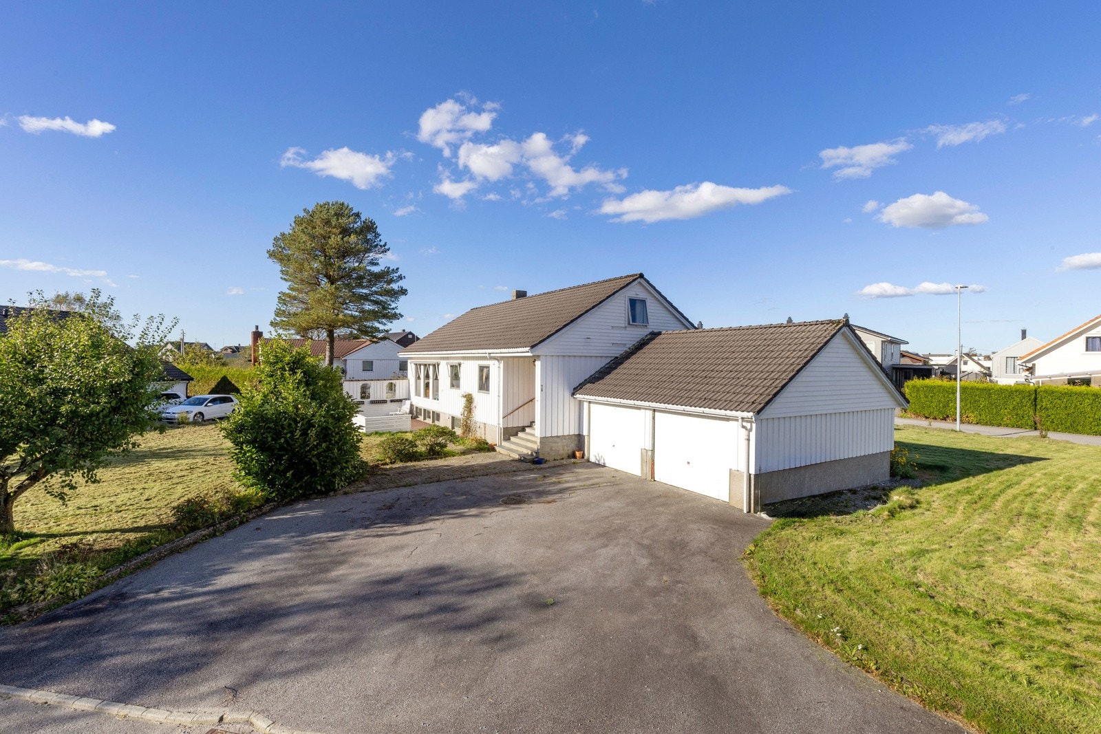 Dobbel garasje og stort gårdsrom Galleribilde
