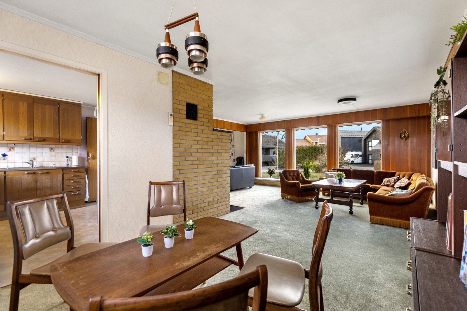 Store vindusflater gir godt dagslys og en fin atmosfære gjennom dagen. Galleribilde