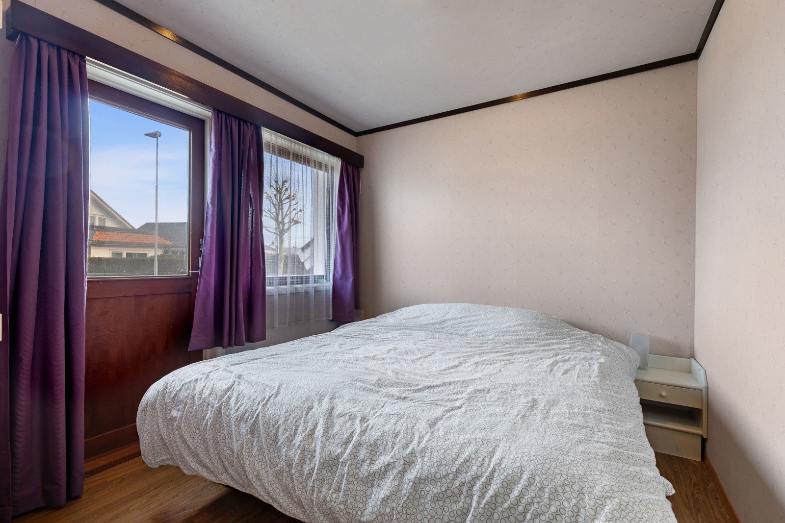 Soverom nr 1 i hovedetasjen med utgang til luftebalkong. Galleribilde