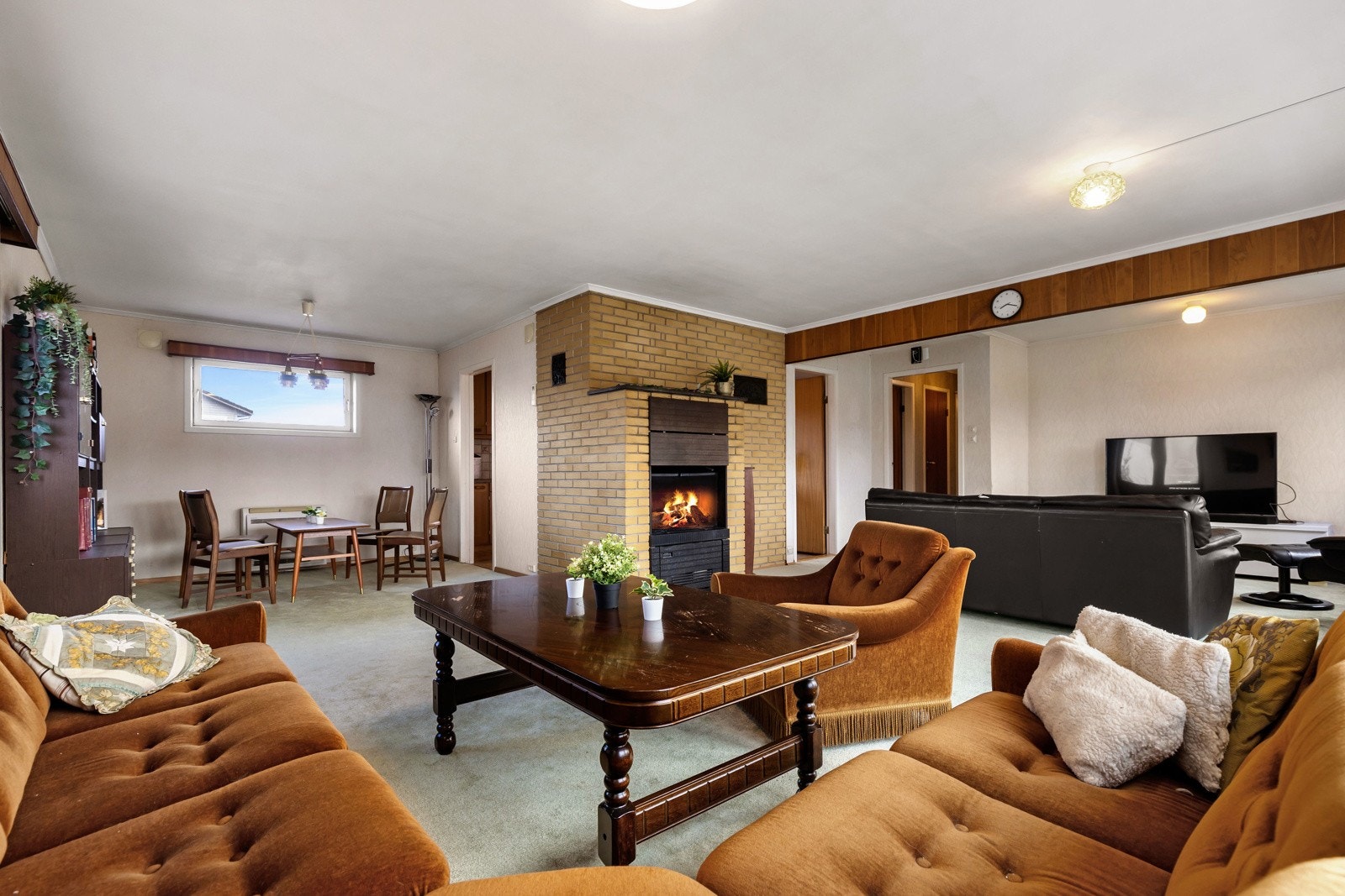 Rommet bærer preg av alder og normal slitasje, og gir et godt utgangspunkt for den som ønsker å modernisere og skape sitt eget uttrykk. Galleribilde