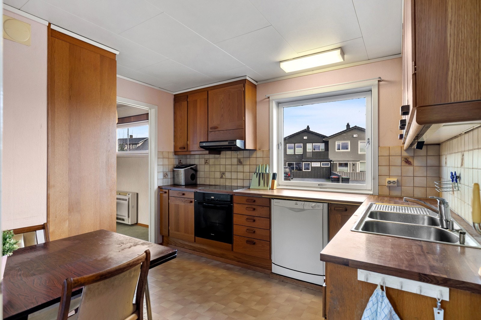 Kjøkkenet ligger i praktisk tilknytning til stuen, hvor det er god plass for en større spisegruppe eller egen spisestuedel. Galleribilde