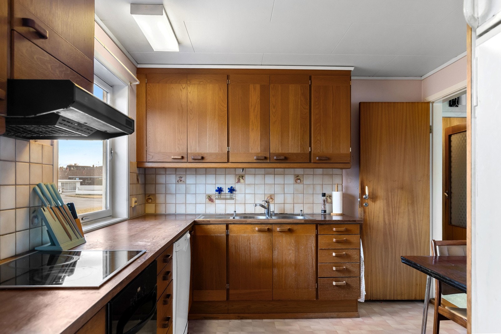 Kjøkkenet er innredet med et tradisjonelt eikekjøkken. Løsningen byr på grei skap- og benkeplass, og fungerer fint i dagens bruk. Galleribilde