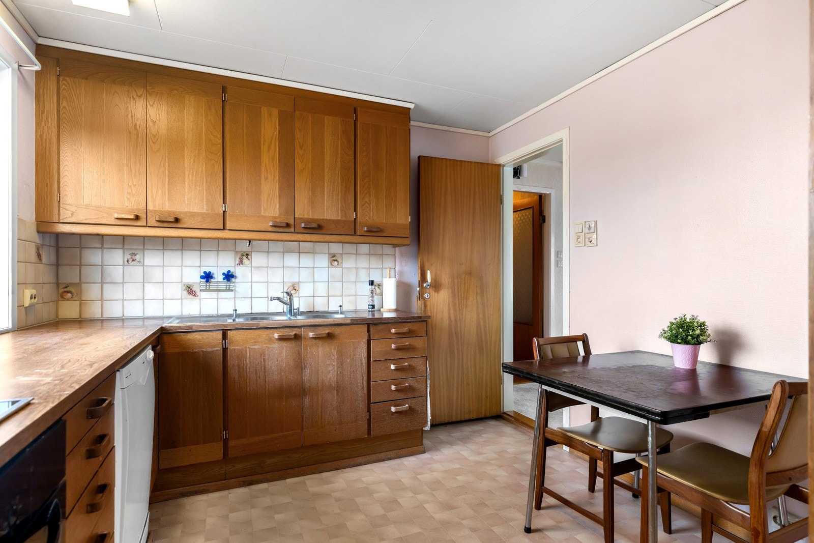 Plass til spisebord på kjøkkenet til hverdagsmåltidene Galleribilde