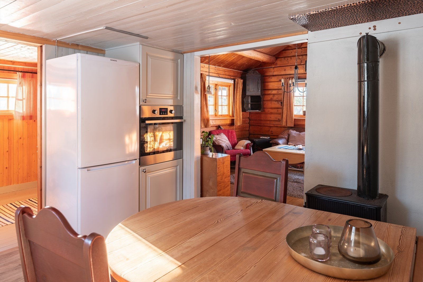 Det er også peis på kjøkkenet. Moderne hvitevarer medfølger handelen. Galleribilde