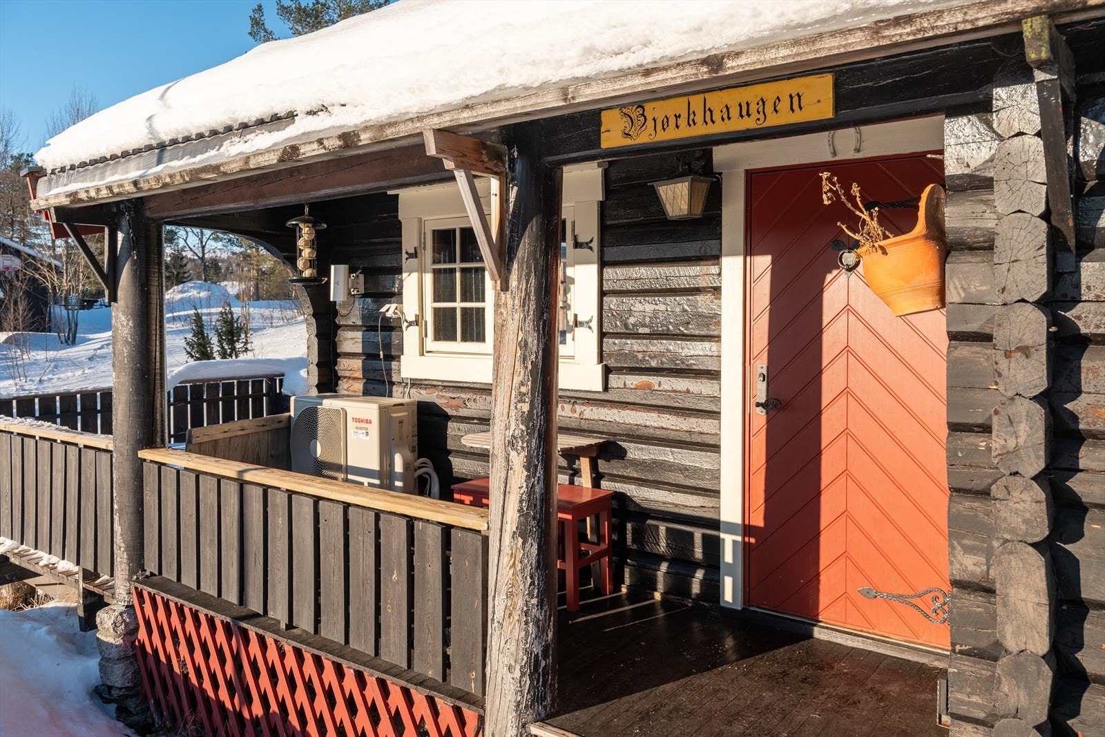 Hytta er opprinnelig fra 1944, men ble bygd ut i ca. 1996. Galleribilde