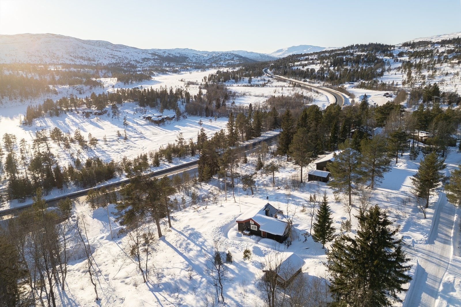 Her har man enkel adkomst til hytta med vintervei hele veien frem. Det er også busstopp i nærheten, noe som gjør det desto enklere å ta i bruk eiendommen. Galleribilde