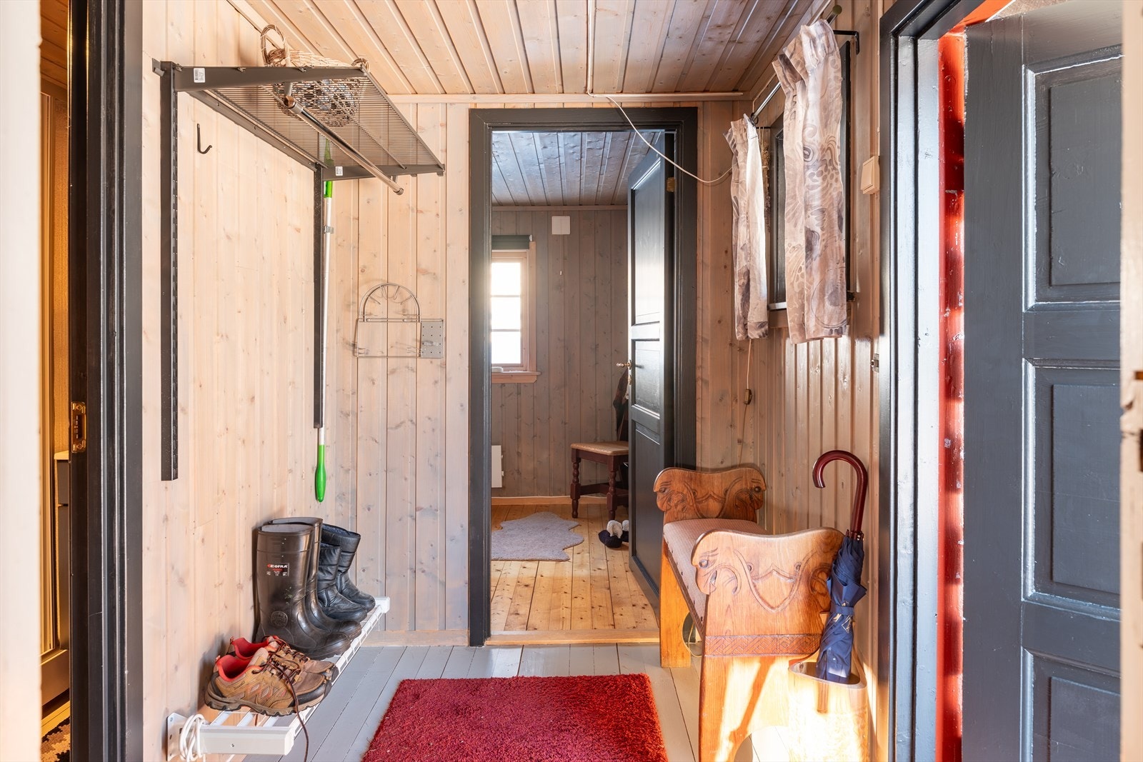 Når man kommer inn i eiendommen trer man inn i en gang på 3,5m². Tilknyttet gangen finner man badet og soverom. Galleribilde