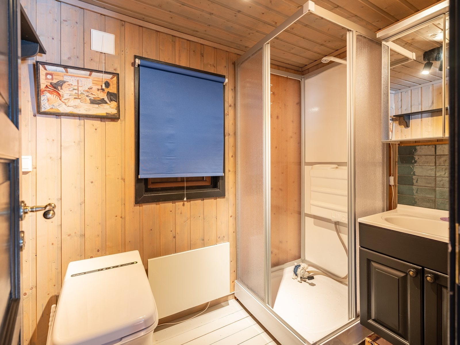 På baderommet har man cinderellado og pumpedusj. Eiendommen har egen brønn med varmekabler. Galleribilde