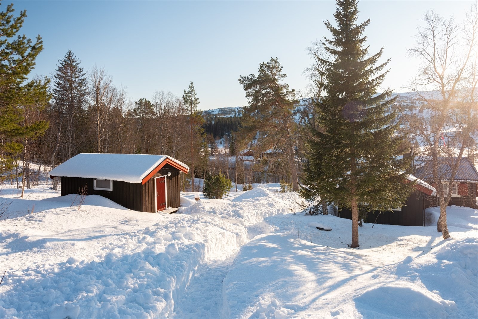 På eiendommen finner man også en romslig utebod på ca. 8m² med god plass til oppbevaring av utstyr. Galleribilde