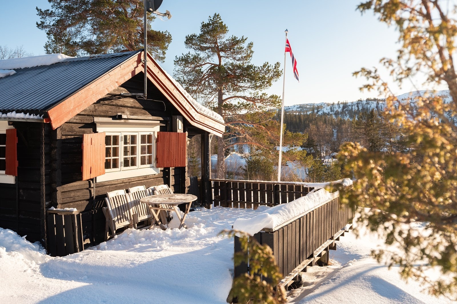 Det er en romslig terrasse som strekker seg rundt hytta og vender mot sørvest. Galleribilde