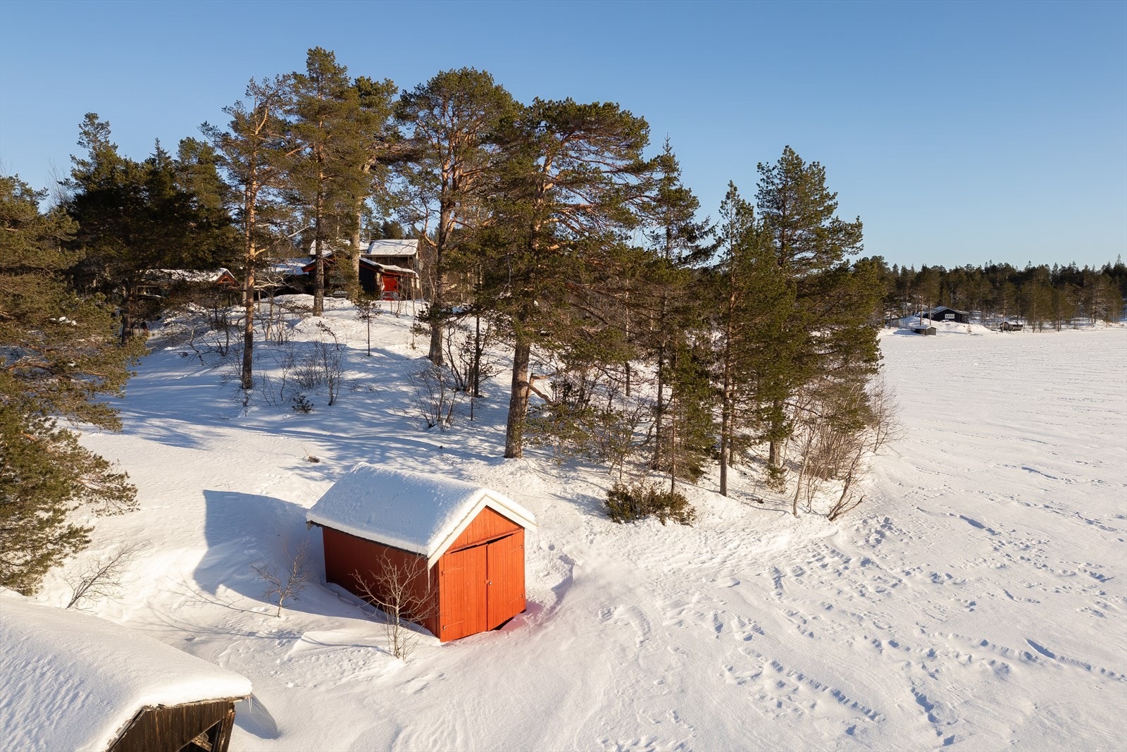 Det medfølger eget naust nede ved Svorksjøan. Galleribilde