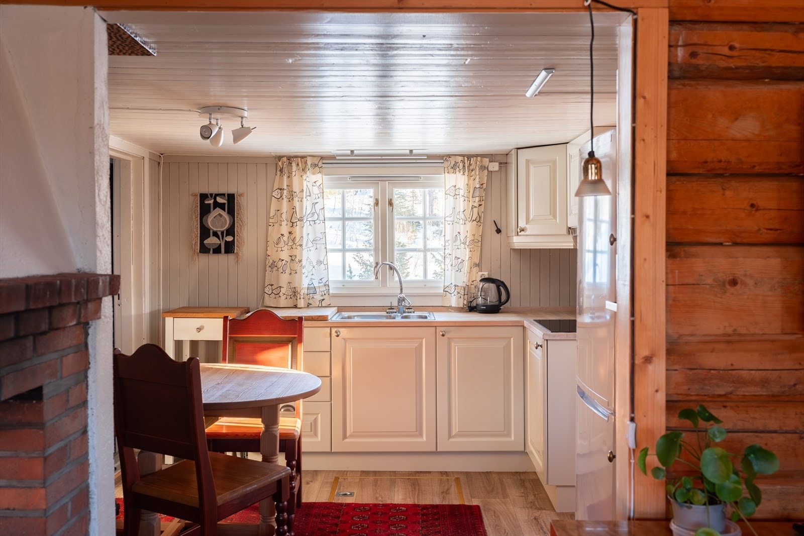 Kjøkkeninnredningen er vurdert til tilstandsgrad 1 av takstmann, og anses dermed å være i god stand. Opplysninger fra tidligere salg informerer om at innredningen ble satt inn i 2015. Galleribilde