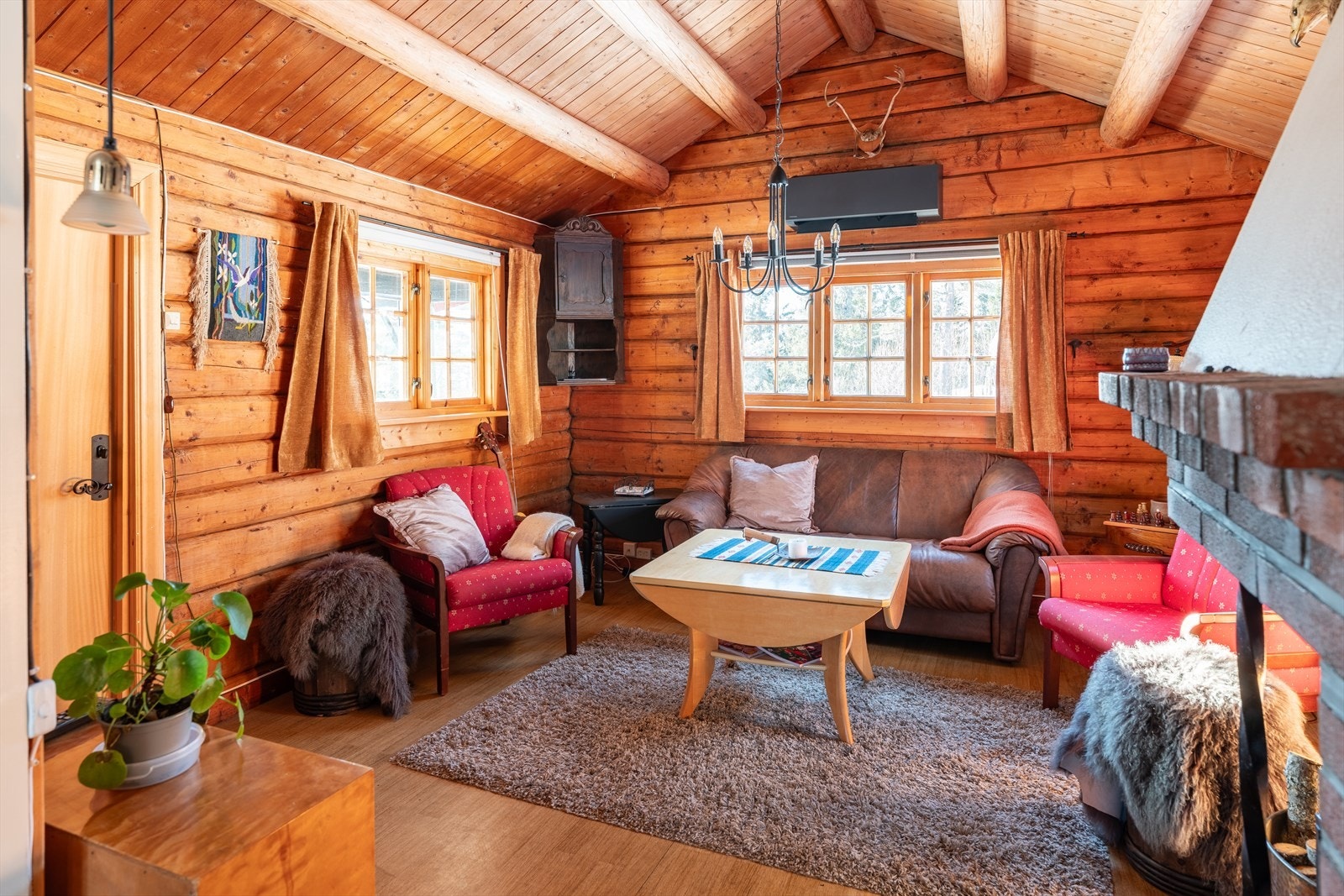 Her får man en trivelig fritidseiendom med både peis og varmepumpe som oppvarmingskilde. Galleribilde