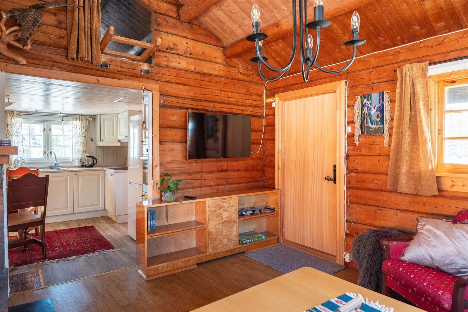 Det er en delvis åpen stue- og kjøkkenløsning som totalt sett strekker seg over 24,5m². Galleribilde