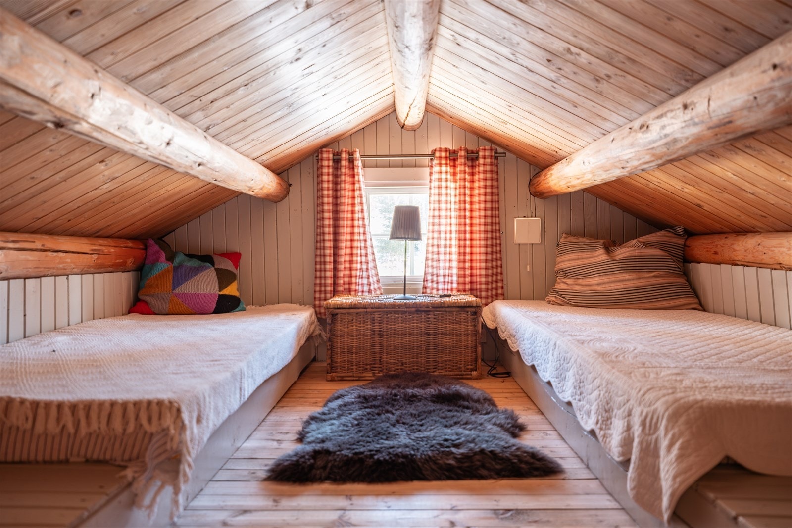 Fra stuerommet er det direkte adkomst til hems, hvor det er etablert to soveplasser. Galleribilde