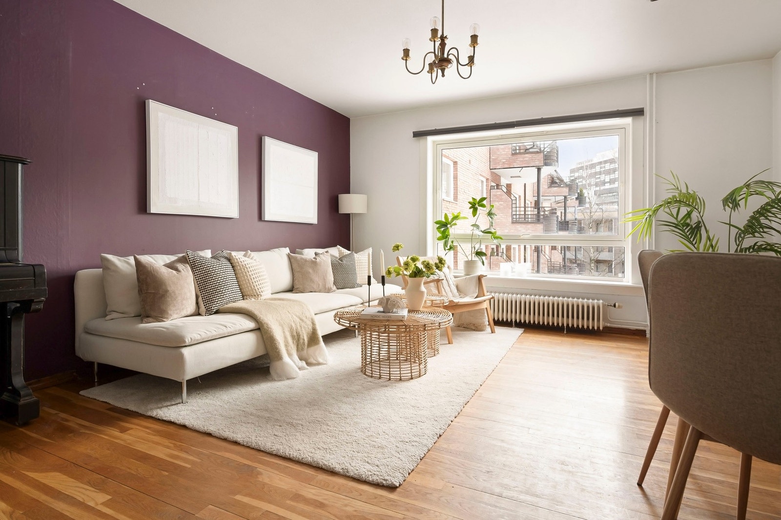 Romslig stue med god plass til sittegruppe og spisesone Galleribilde