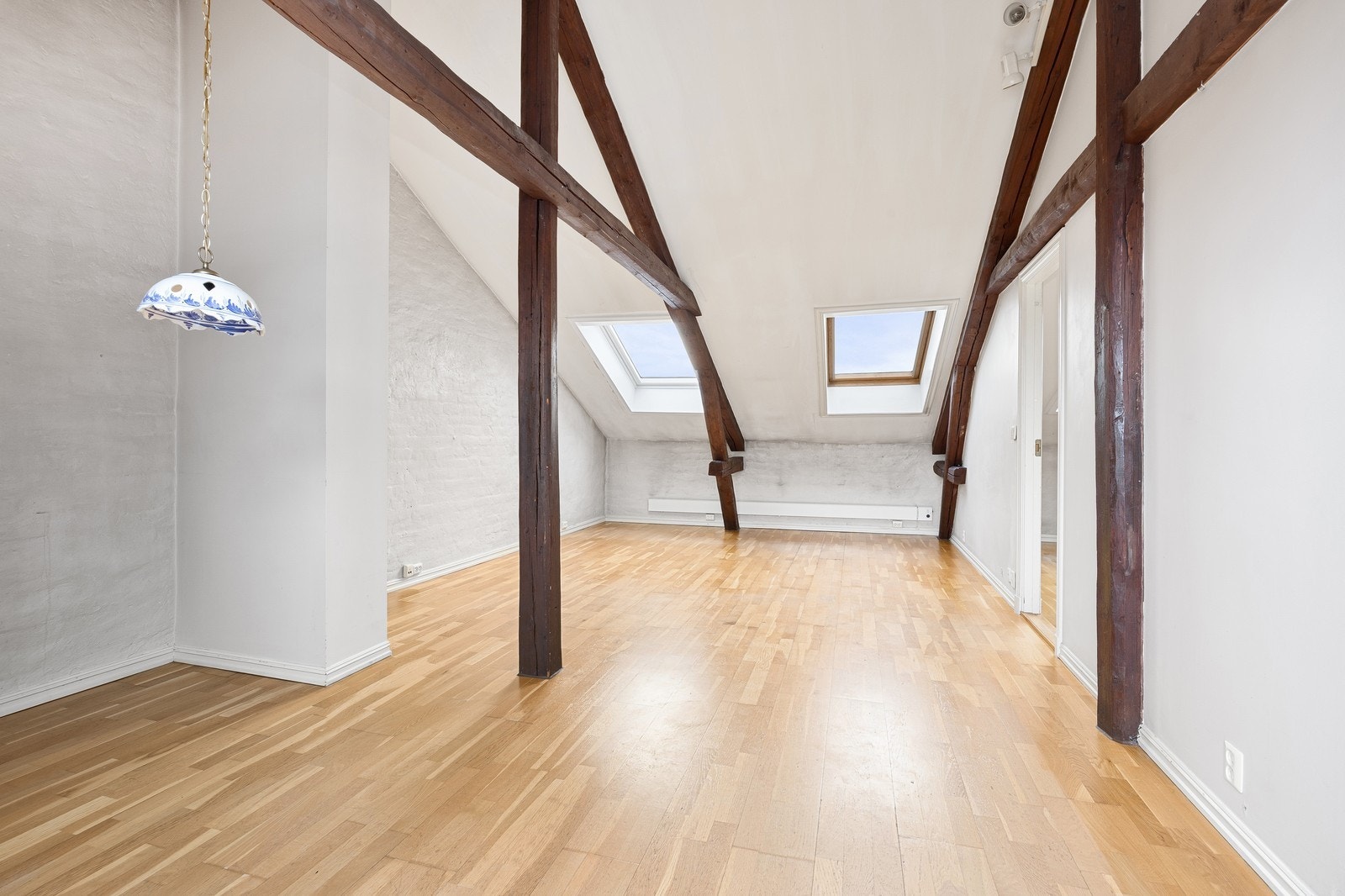 Stor stue med god takhøyde og takvinduer Galleribilde