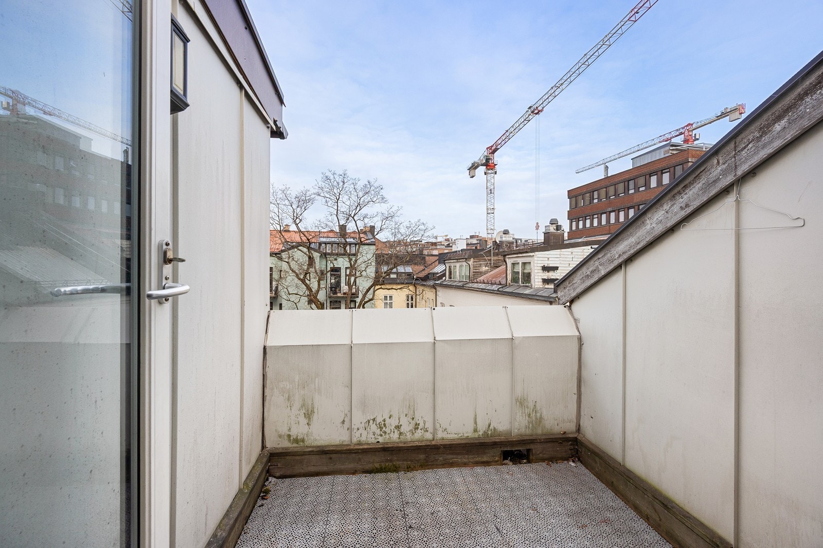 Fra stuen er det utgang til en romslig nordvest vendt takterrasse Galleribilde