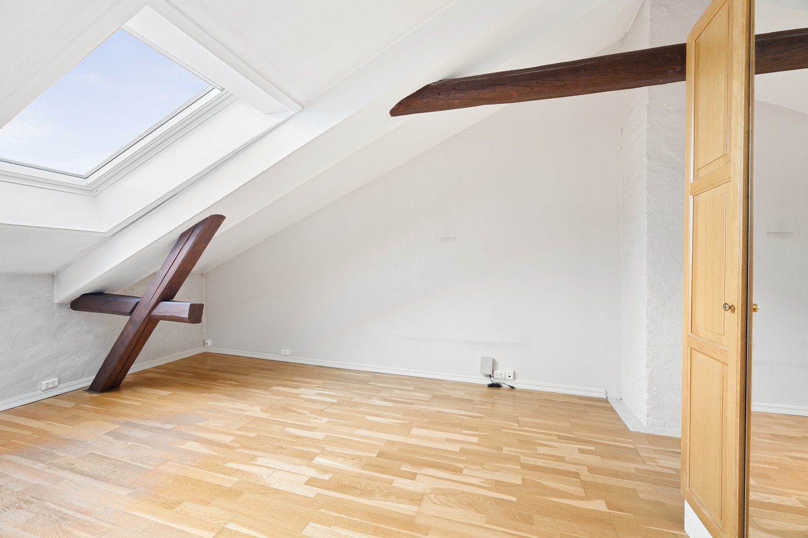 Leiligheten har et stort soverom med plass til dobbeltseng og garderobeskap Galleribilde