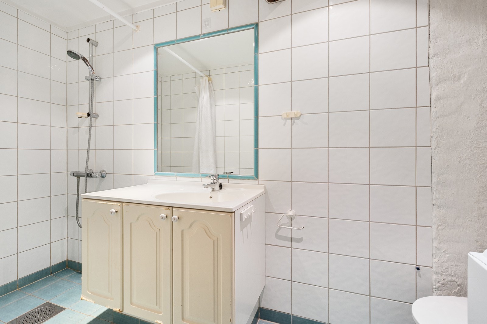 Flislagt bad med vaskemaskin og varmekabler i gulvet Galleribilde