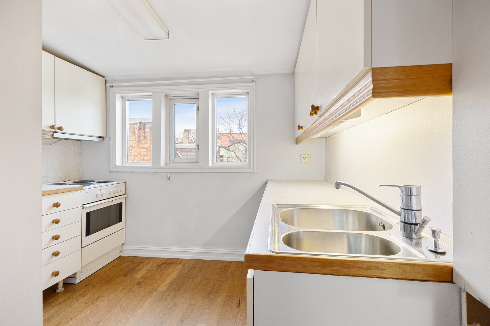 Romslig kjøkken med god benkeplass Galleribilde