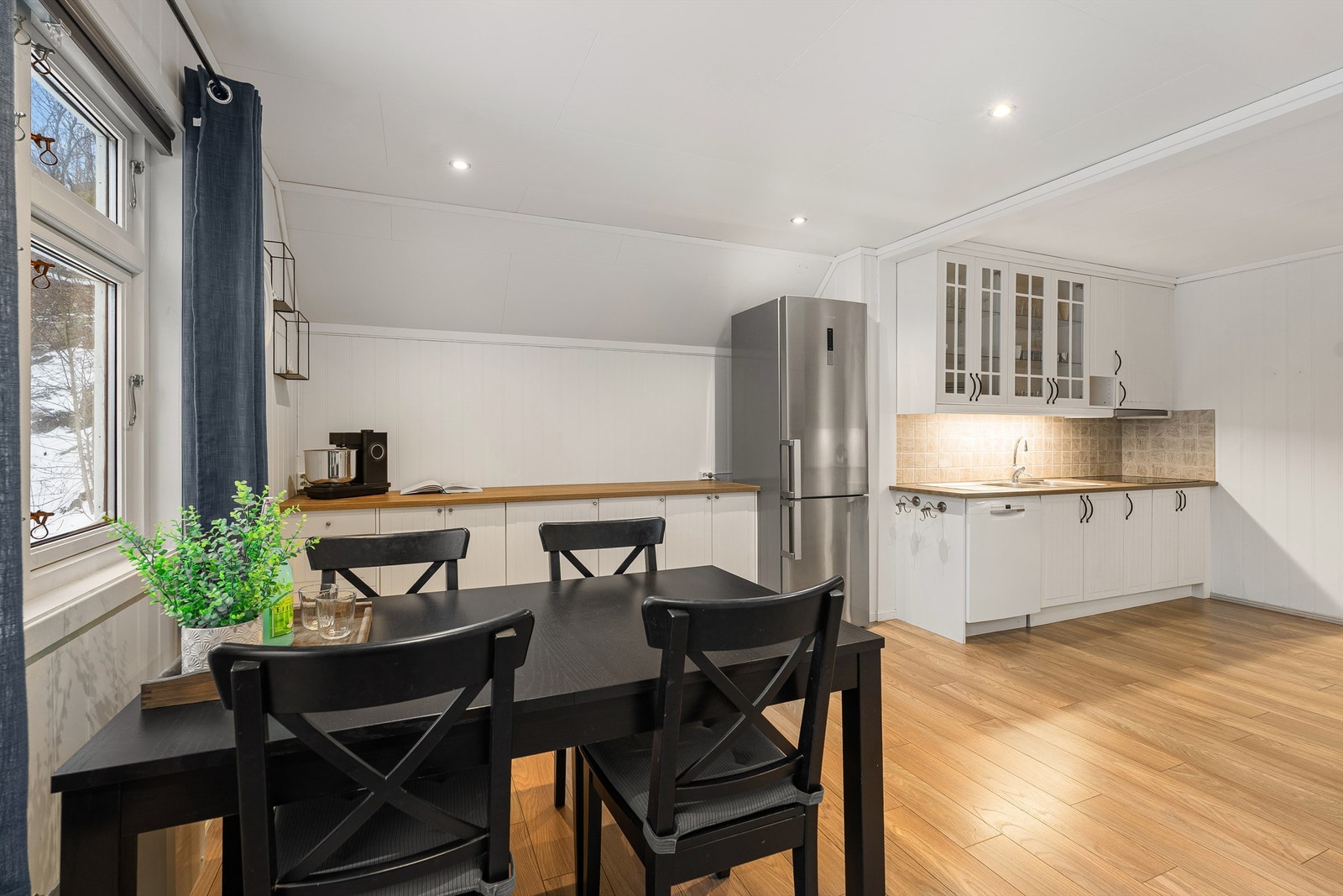 Rikelig med benkplass som gir rom for baking, flere kjøkkenmaskiner og det man måtte ønske Galleribilde