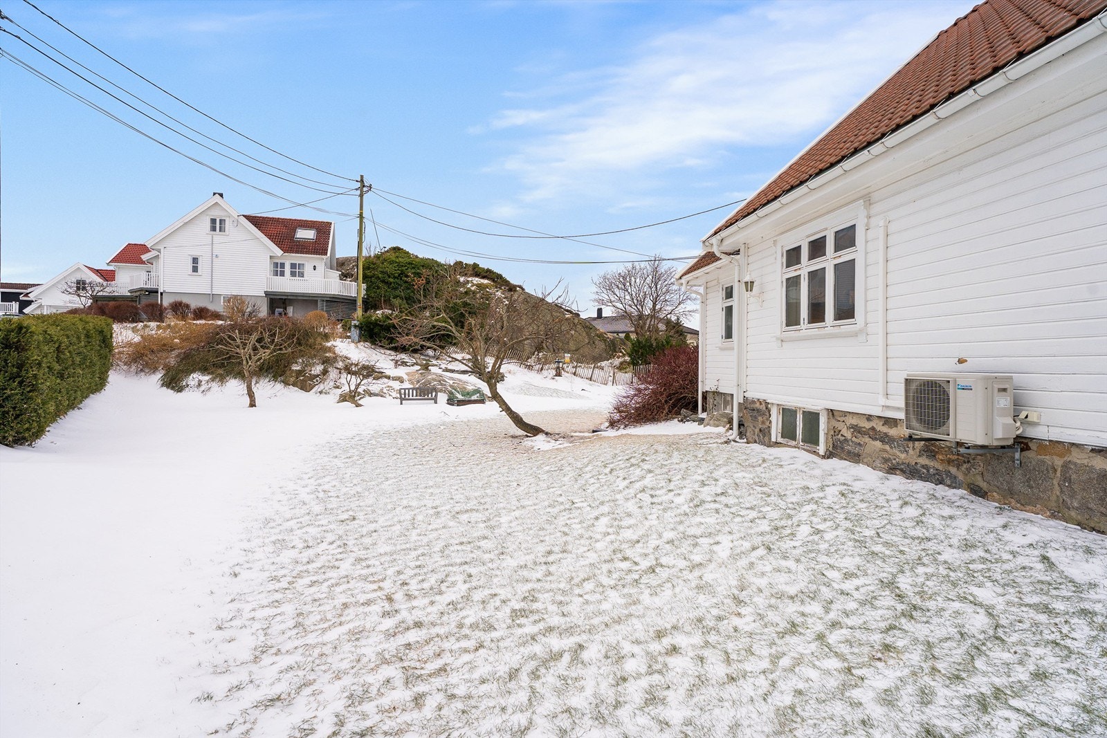 Romslig og deilig hage. Galleribilde