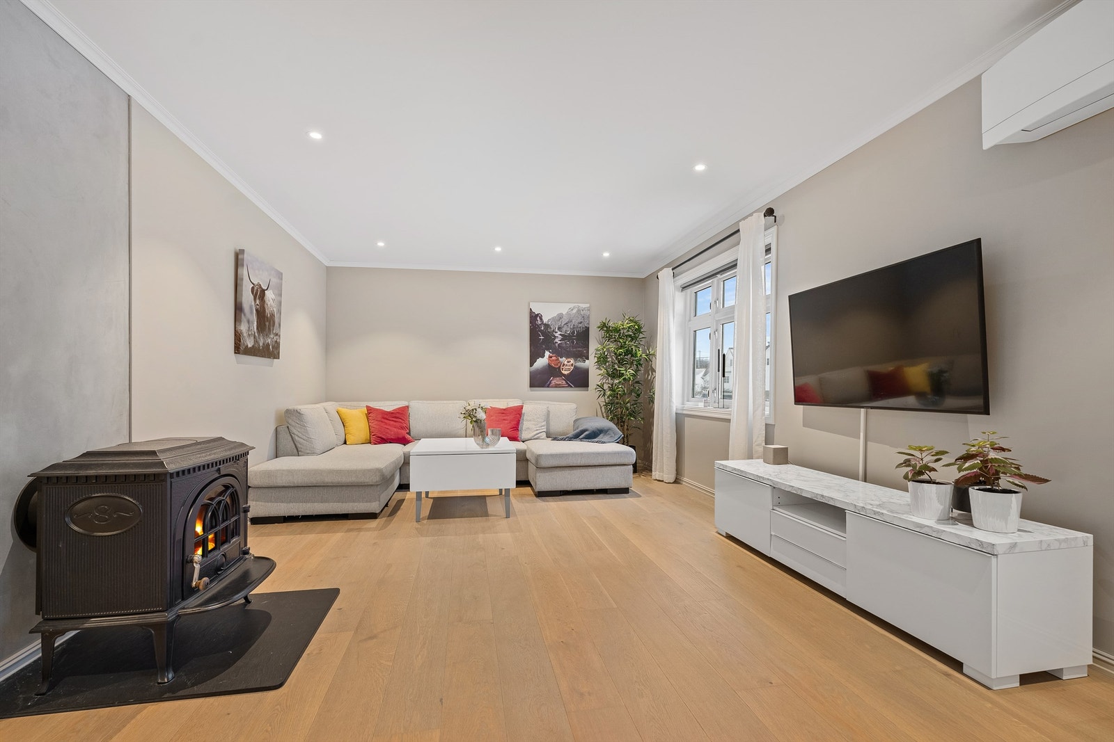 God plass i stue som gir fleksible møbleringsmuligheter. Galleribilde