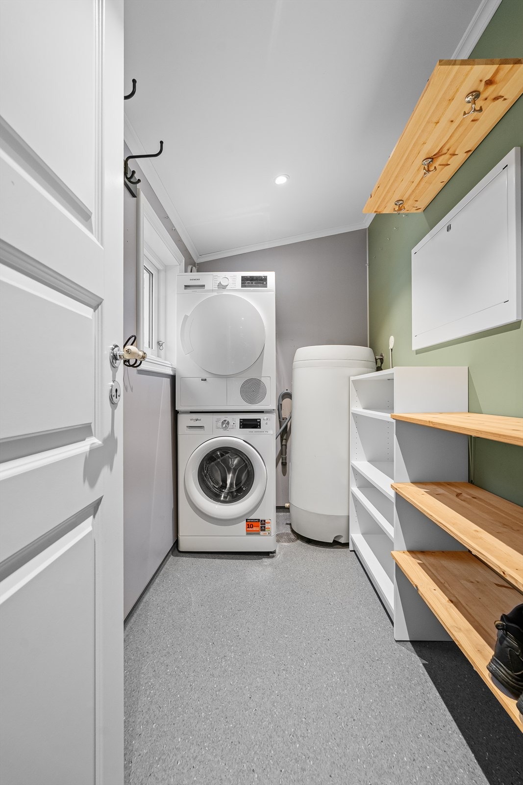 Vaskerom renovert i 2020 med opplegg til vask/tørk, vegghyller for oppbevaring - Nytt rør-i-rør. Galleribilde