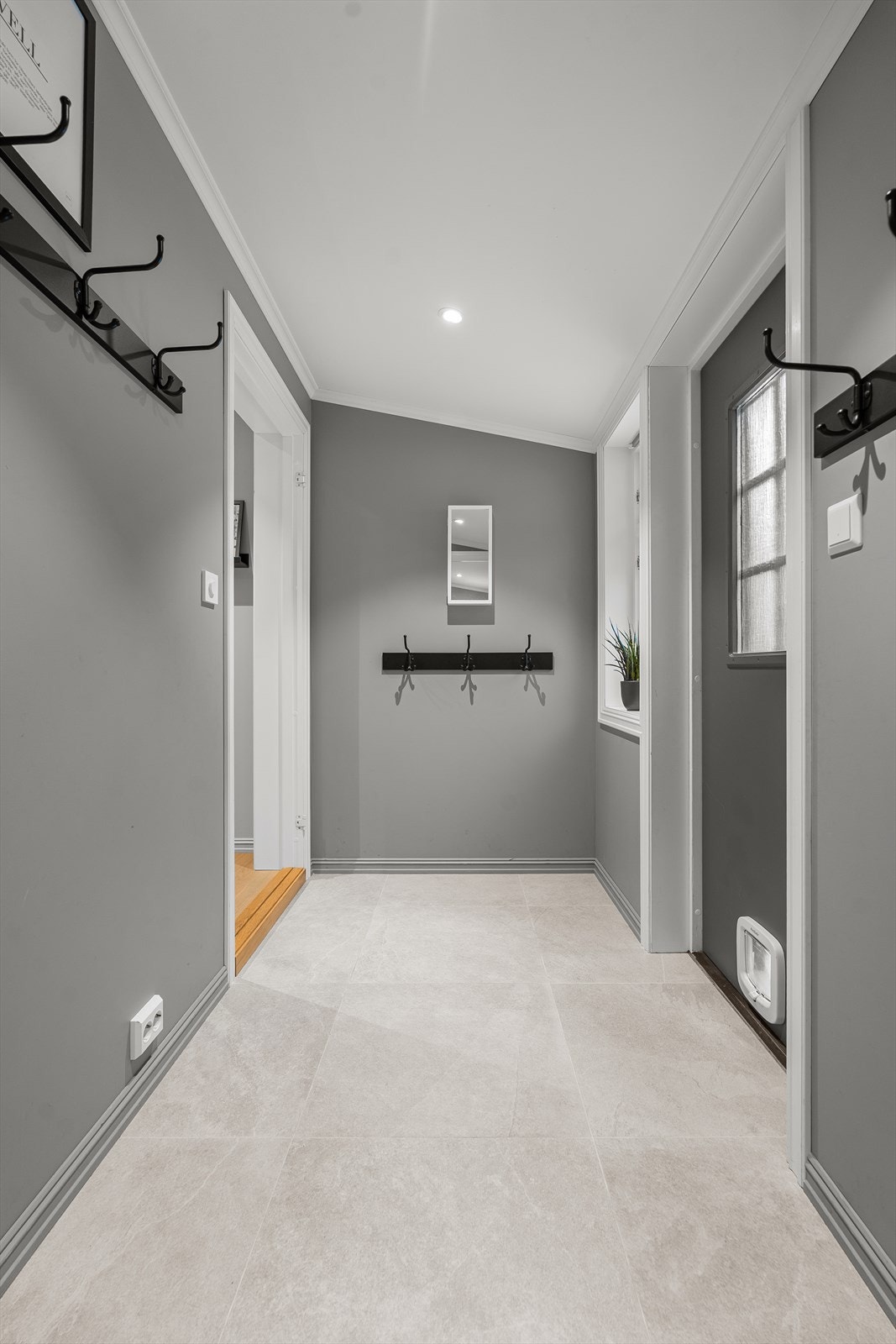 Inngangsparti i nøytrale farger og moderne med 60x60 fliser Galleribilde