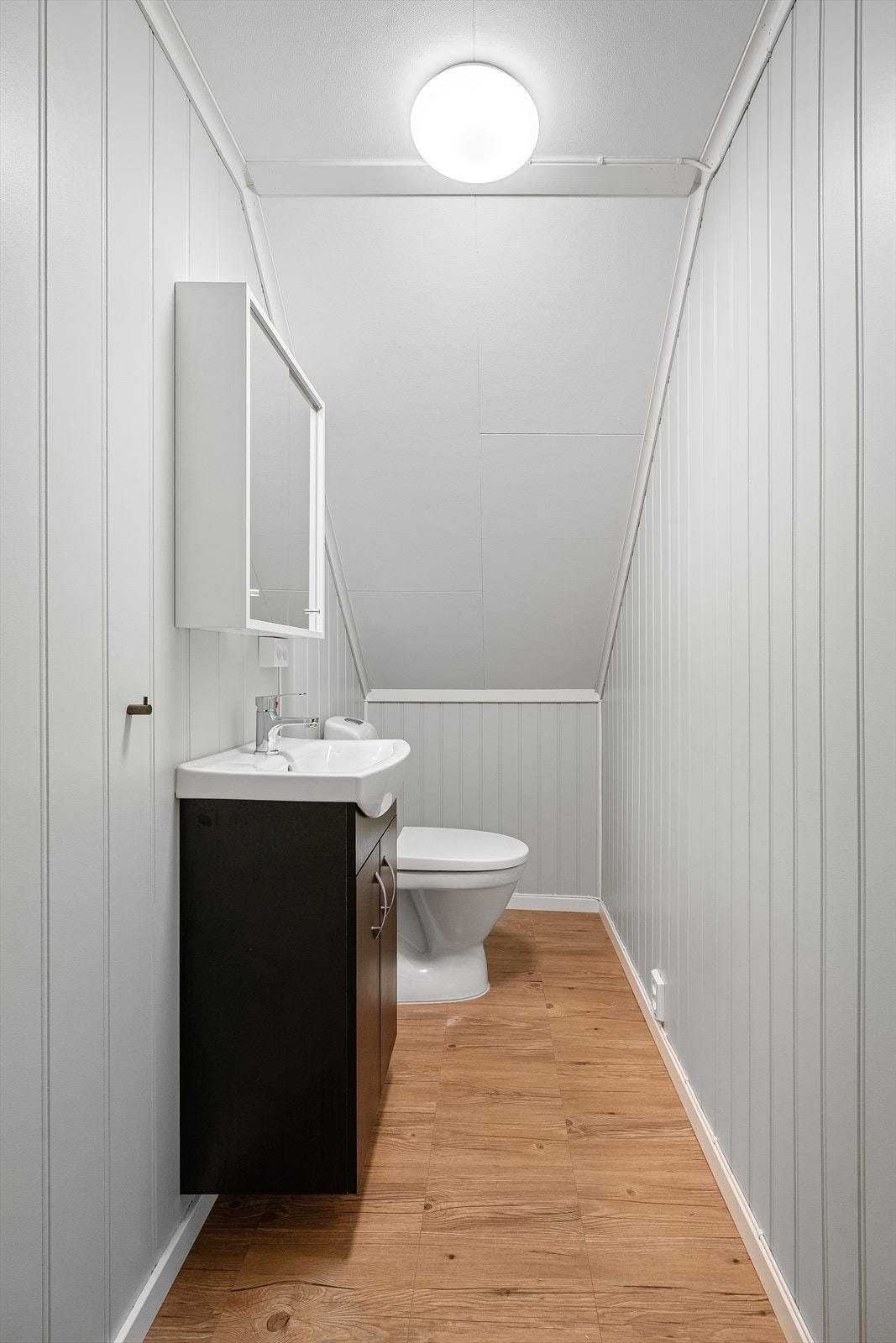 Selger har etablert toalettrom i 2.etg i 2020 med nytt toalett og servant fra 2024/25 Galleribilde