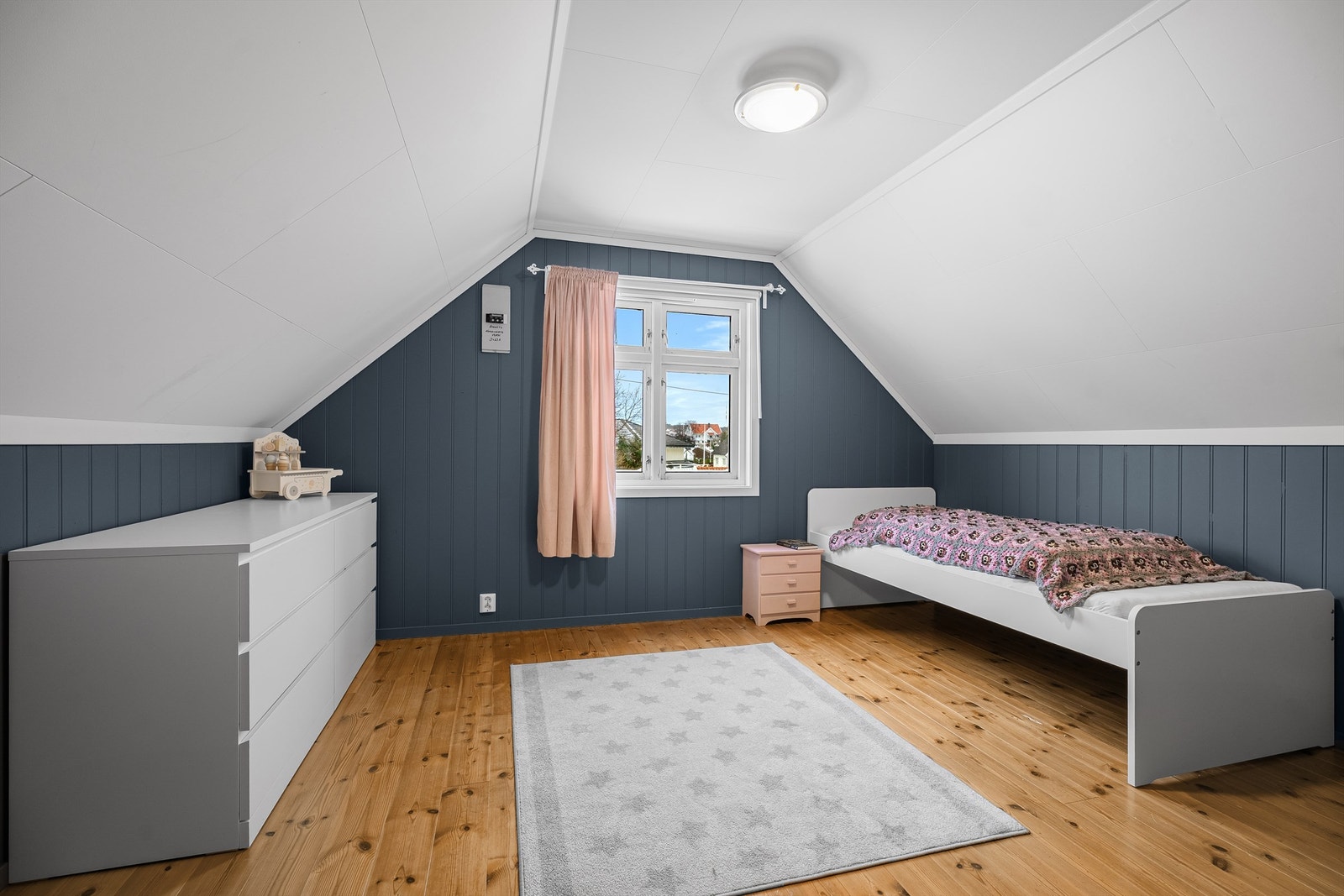 Soverom 2 - god plass til seng og oppbevaring. Galleribilde