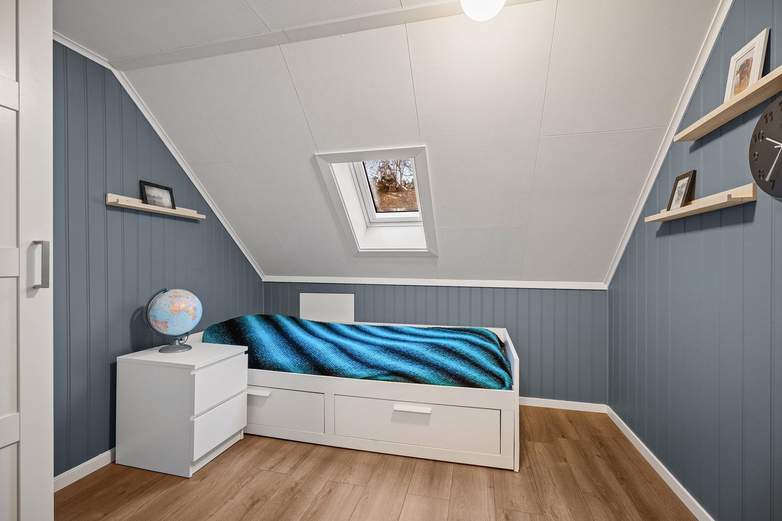 Bod innredet som soverom og nytt Velux vindu fra 2020. Galleribilde