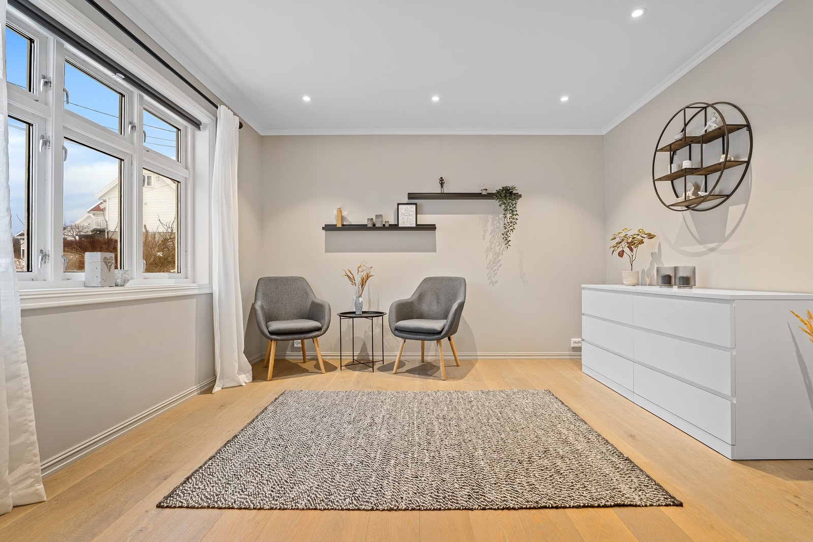 Andre siden av stuen byr på god gulvplass og fleksible møbleringsmuligheter og store vinduer. Galleribilde