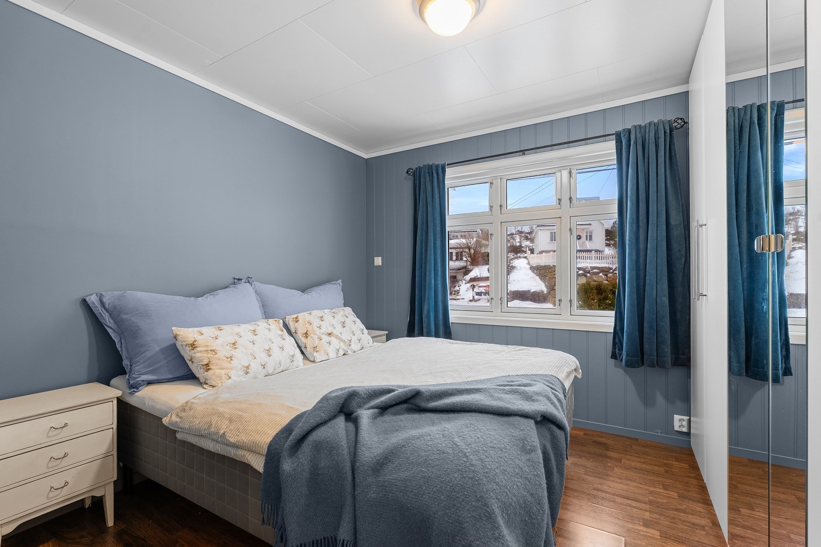 Soverom 1 - Lunt soverom med flere vindusflater som gir godt lysinnslipp. Galleribilde