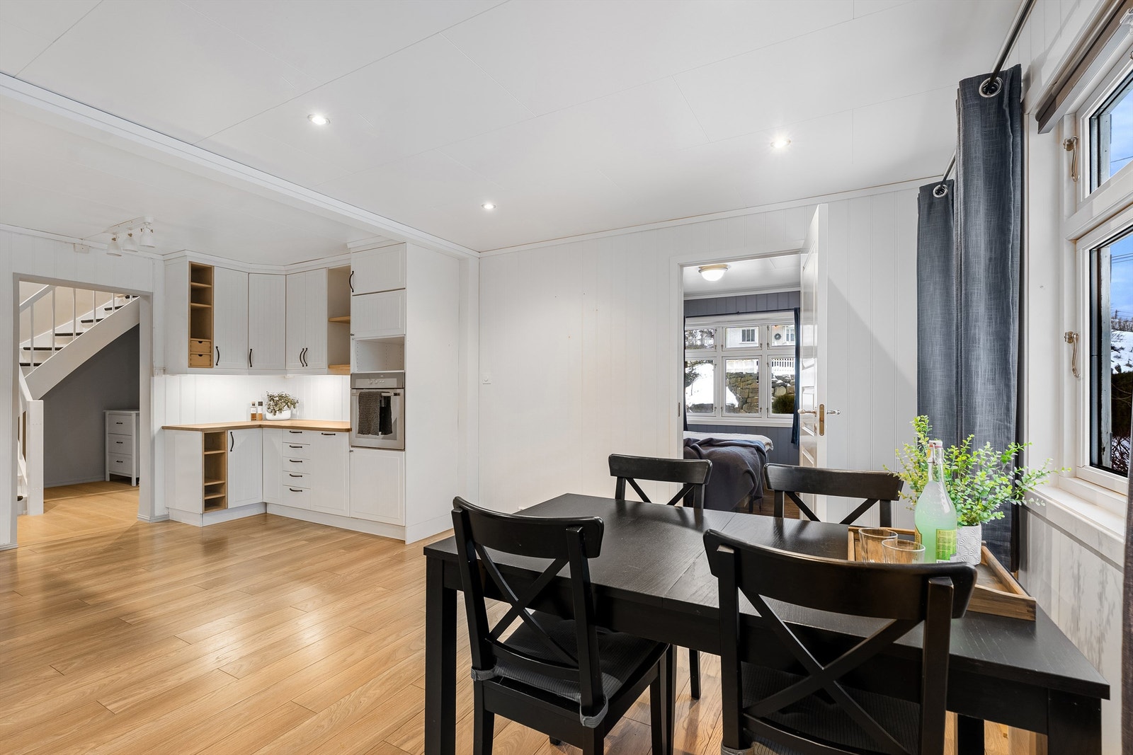 Her er det både god spiseplass på kjøkken samt mulighet for spisebord i stue Galleribilde